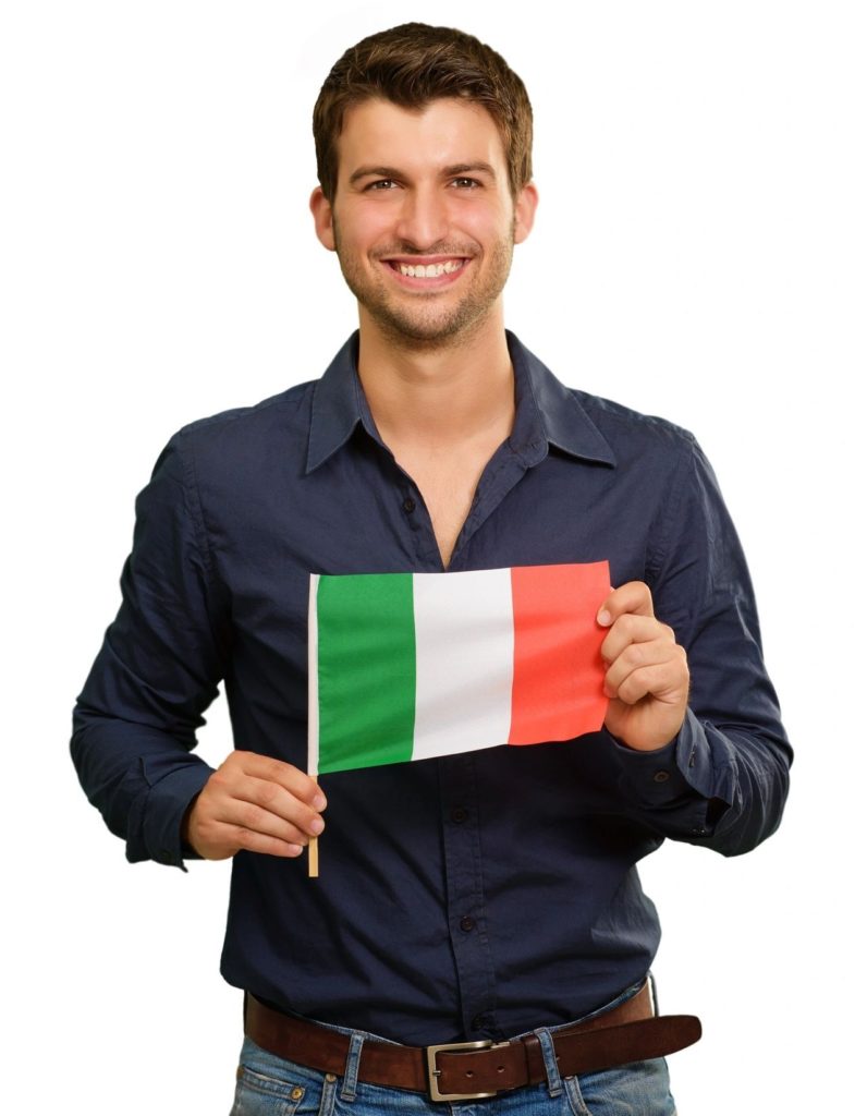 homem segurando a bandeira da itália