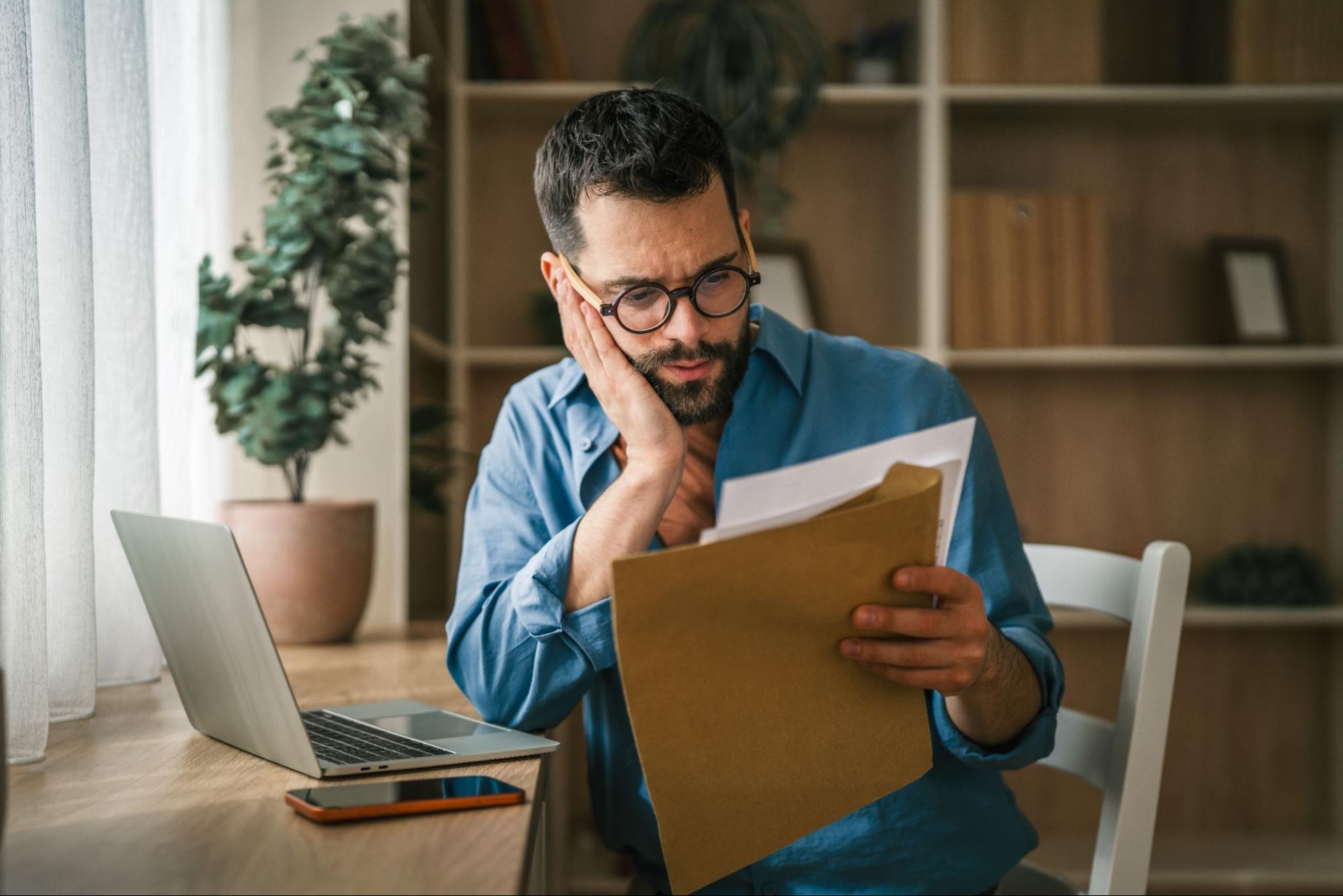 Un hombre que revisa unos documentos