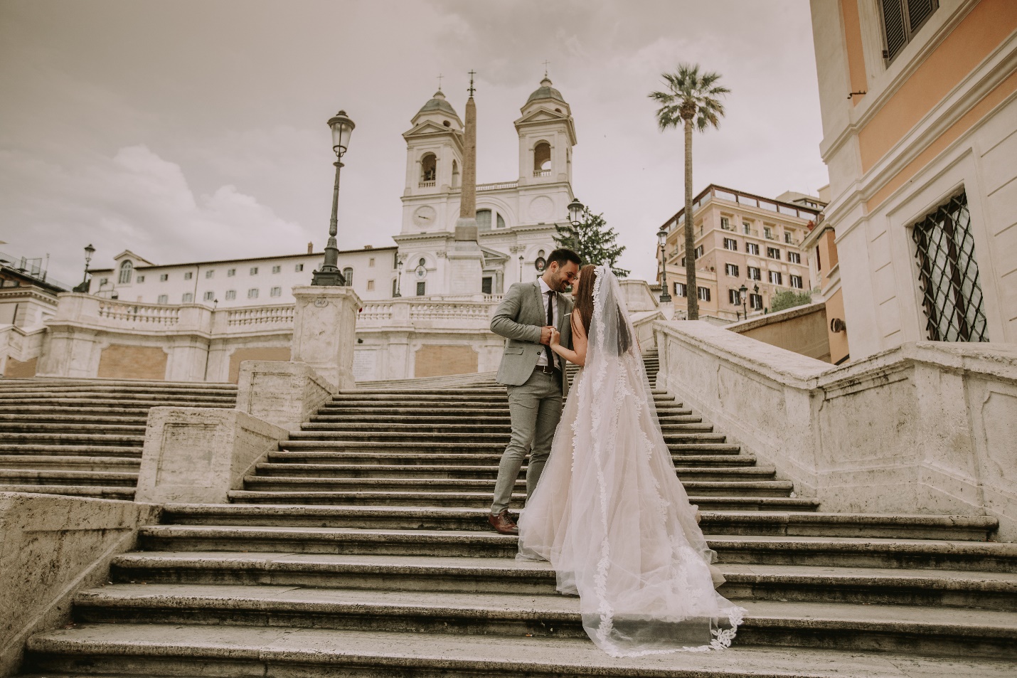 Joven pareja de novios en las escaleras de España en Roma, Italia