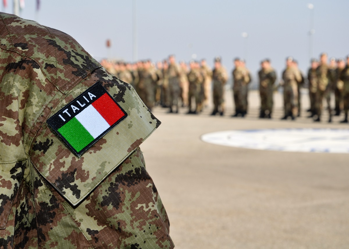 uniforme de las fuerzas armadas italianas con tricolor en un desfile