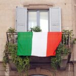 Bandera de Italia colgada en el balcón