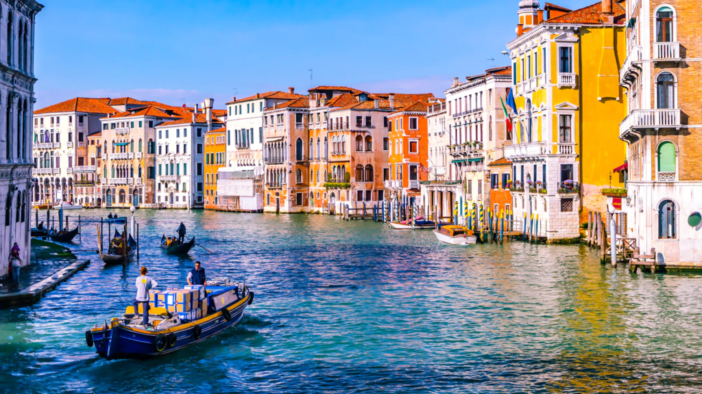 Canal estreito com gôndola em Veneza, Itália