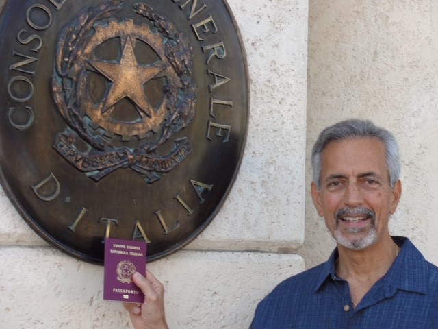 hombre con pasaporte frente al consulado italiano