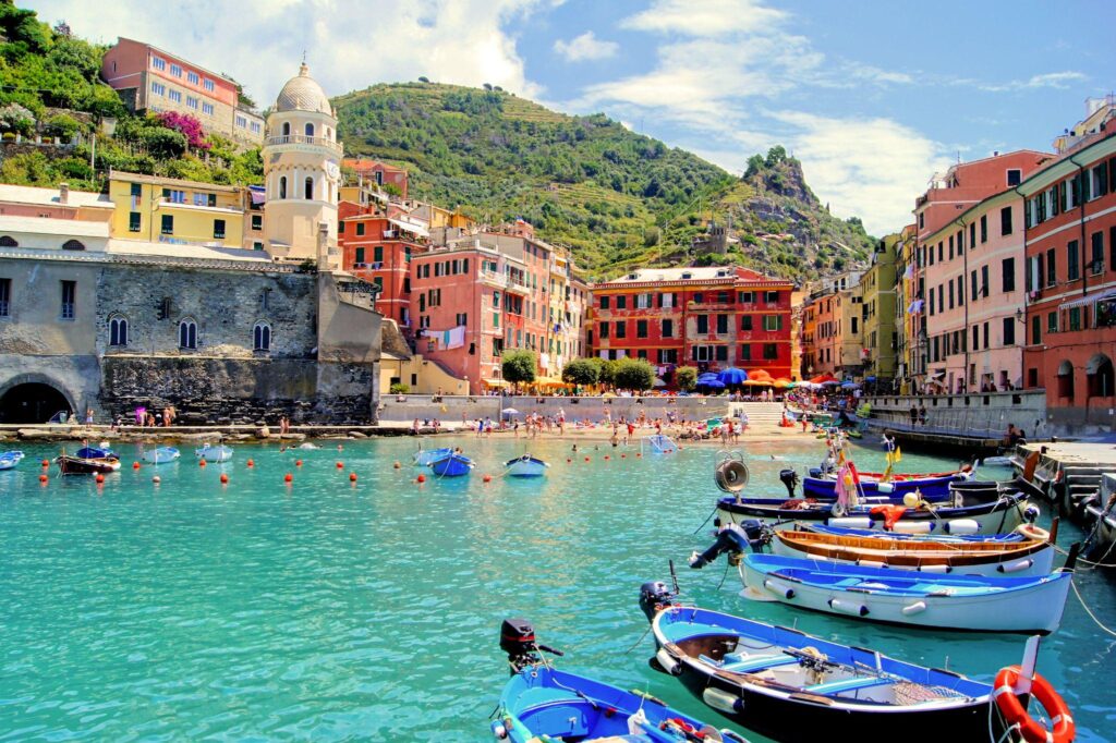 Colorido puerto de Vernazza, Cinque Terre, Italia