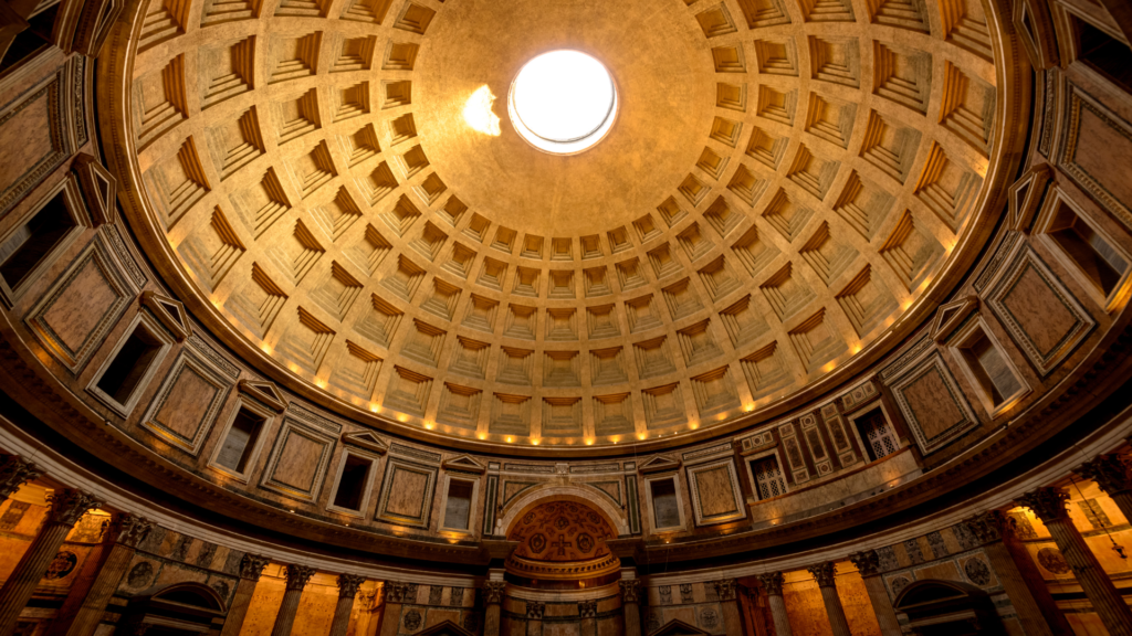 Una vista gran angular de la cúpula de hormigón artesonado del siglo I, iluminada al atardecer