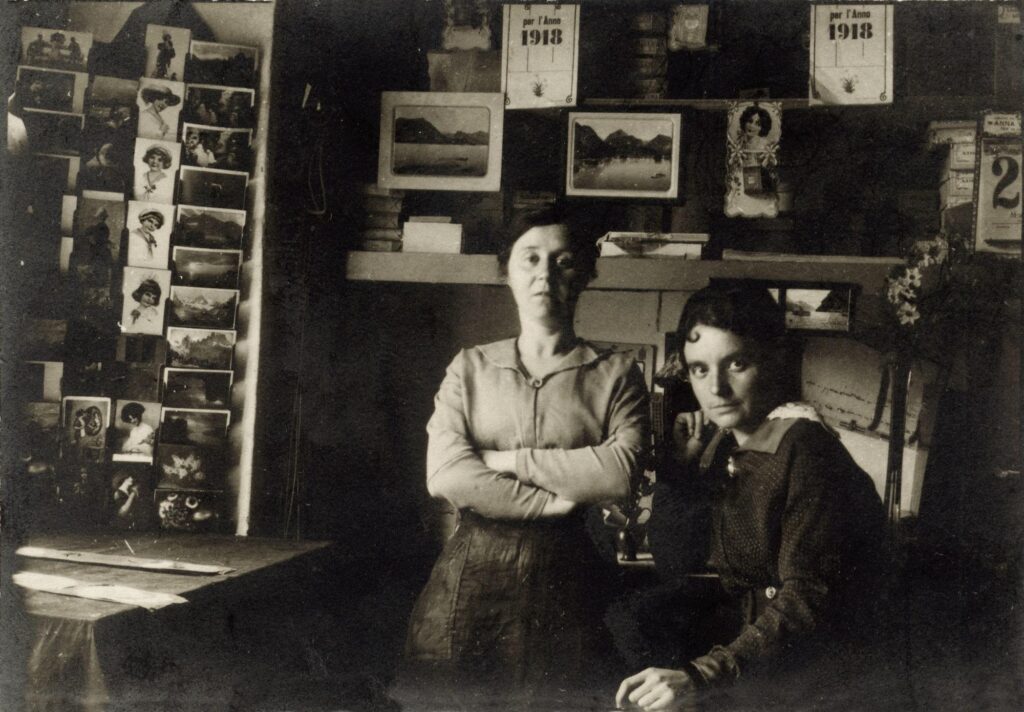 Fotografia antiga com duas mulheres numa loja
