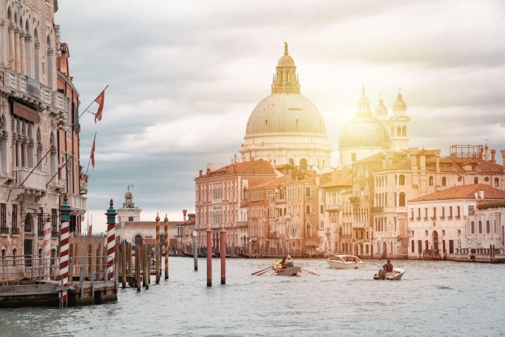 Gran Canal con góndolas en Venecia, Italia