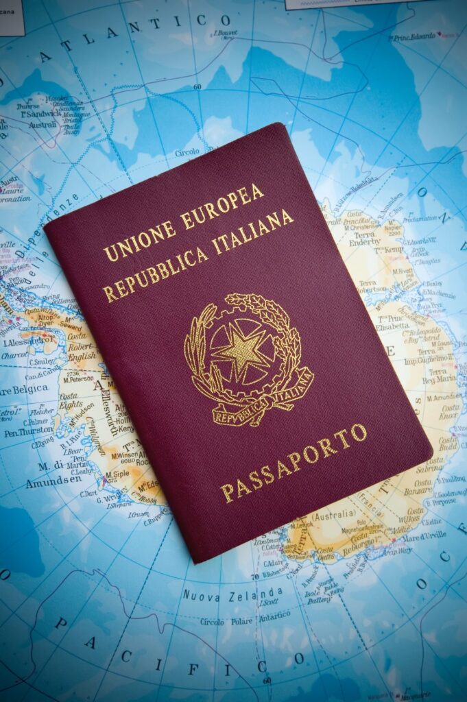 Uma foto em close de um passaporte italiano. Fundo do mapa