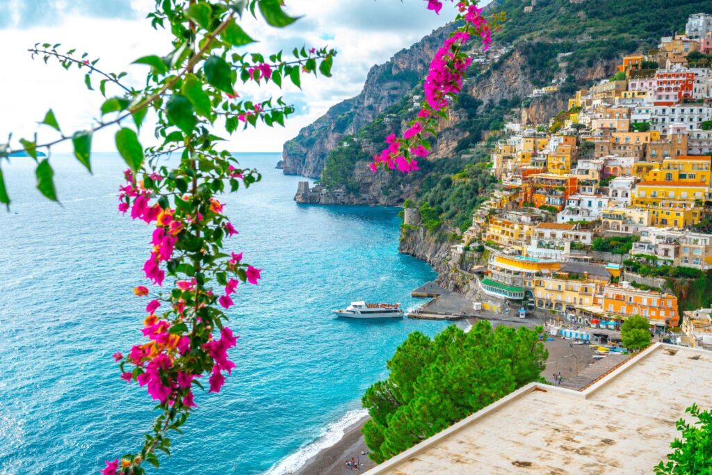 Hermoso paisaje con la ciudad de Positano en la famosa costa de Amalfi, Italia