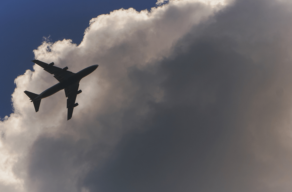 Avião voando no céu com nuvens