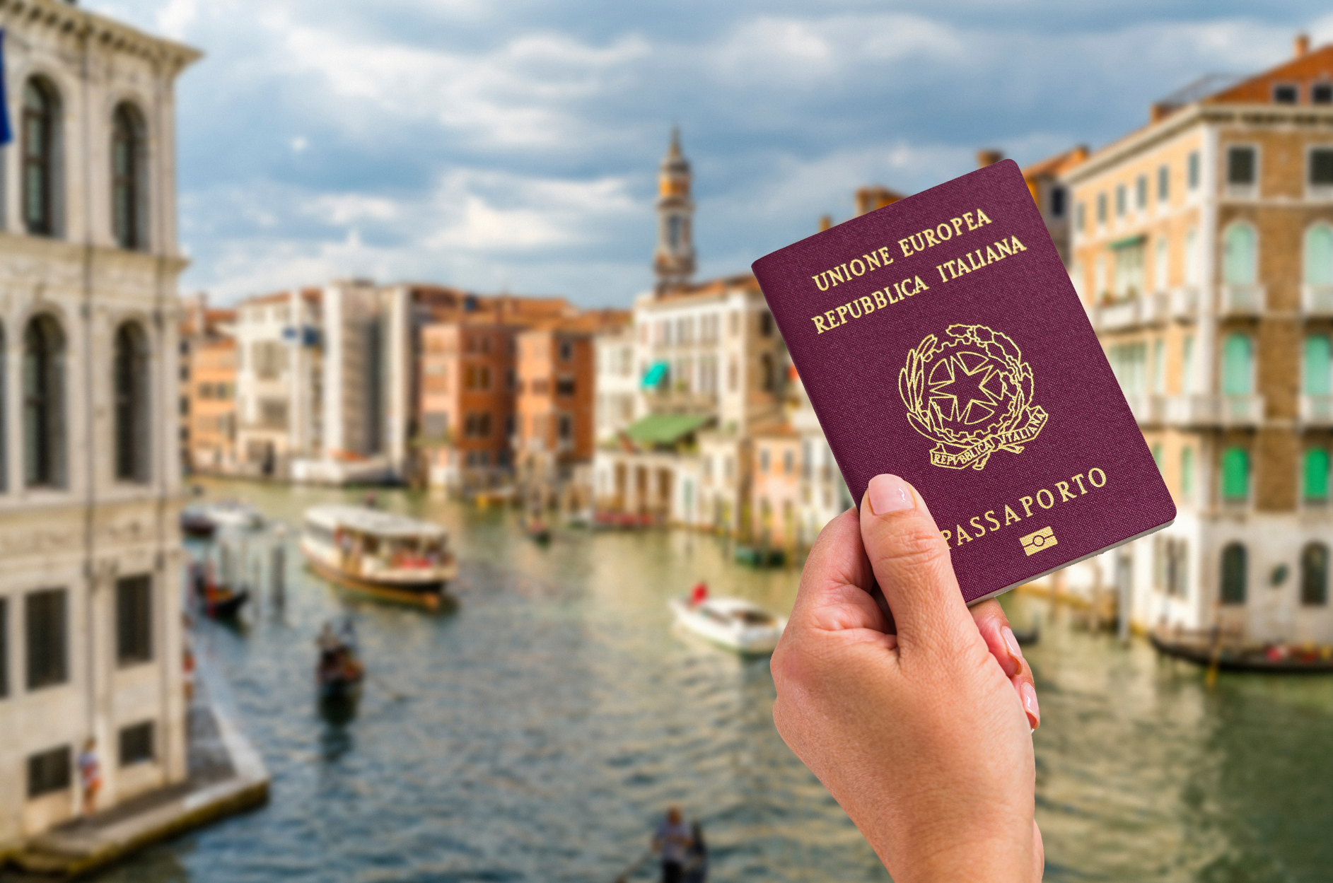 Pasaporte italiano en mano
