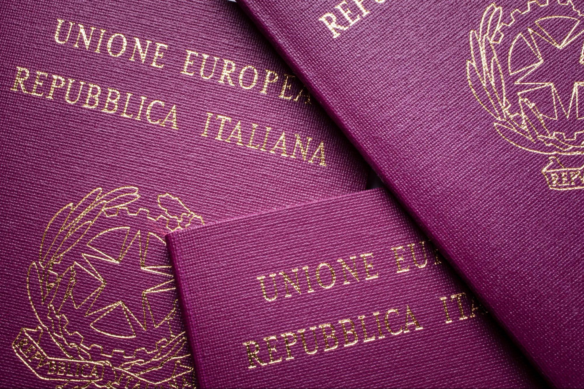 Uma pilha de passaportes italianos